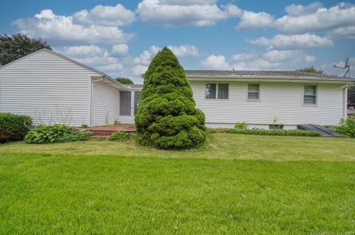 32 Maple View Dr, Waterbury CT  06716-1643 exterior