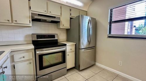 10525 11th St, Hollywood, FL 33026-3903