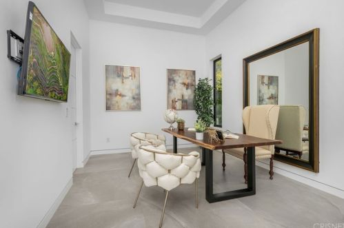 18067 Calvert St, Van Nuys CA 91316-1216 exterior