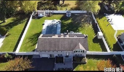 28 Hammond Rd, Elwood NY  11731-4810 exterior
