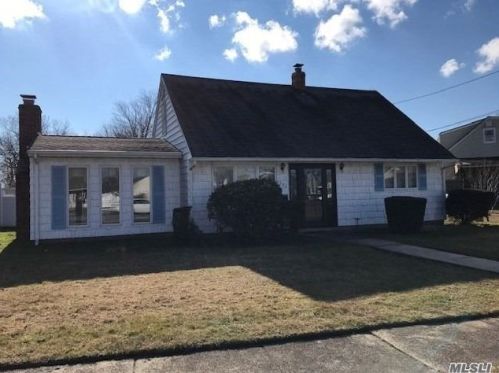 101 Kramer Dr, North Lindenhurst, NY 11757-5407