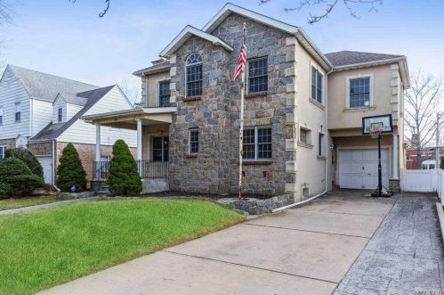 90 Primrose Dr, New Hyde Park, NY 11040-2140