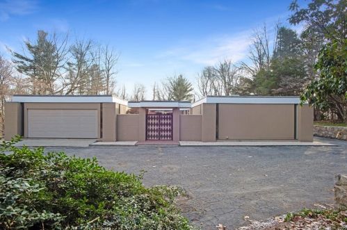 93 Carriage Rd, Wilton, CT 06897-1604
