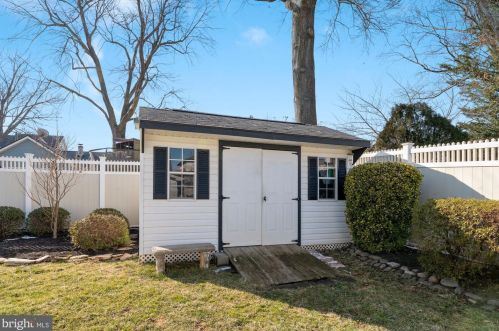 1802 Pimmit Dr, Falls Church VA  22043-1114 exterior