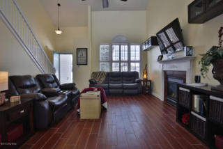 8009 Grandmeadow Ln, Louisville, KY 40258-3366