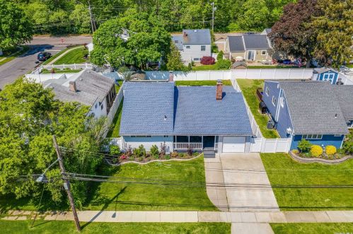 24 Gaulton Dr, Babylon, NY 11703-2315