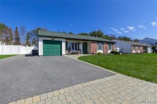 19 Santa Anita Ct, Holbrook, NY 11741-4303