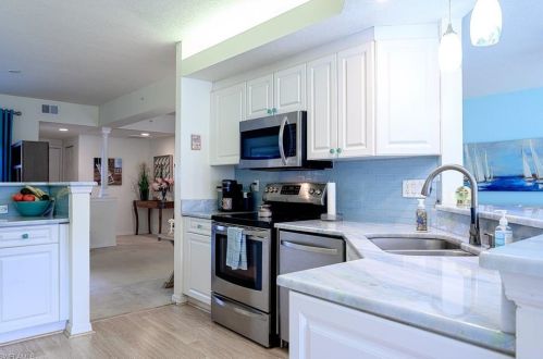 6884 Redbay Park Rd, Naples, FL 34109-6102