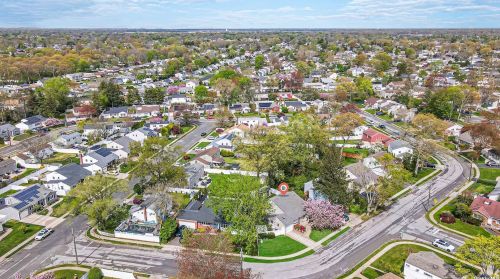 5 Victoria Rd, Babylon NY  11703-1406 exterior