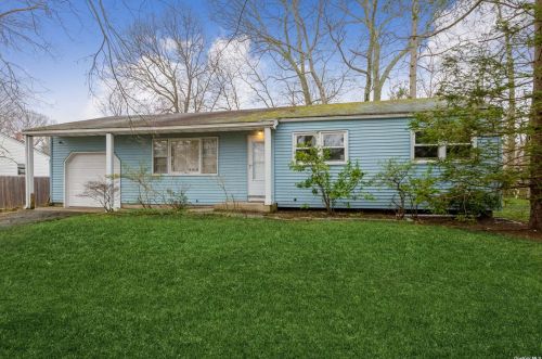41 Penn St, Lake Grove, NY 11755-3102
