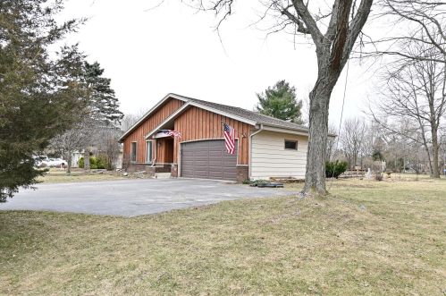 239 Sunflower Ct, Oconomowoc, WI 53066-9441