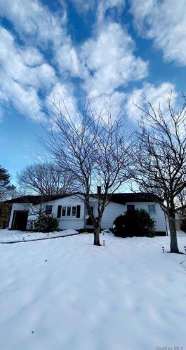 64 Orange St, Central Islip, NY 11722-4926
