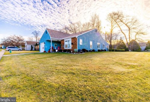 14 Lakebridge Dr, West Deptford, NJ 08096-6714