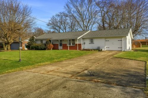 2410 Anne Dr, New Castle, PA 16105-1802
