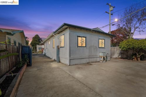 2368 Bartlett St, Oakland CA 94601-3213 exterior