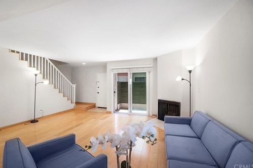 5848 Hazeltine Ave, Van Nuys, CA 91401-3701