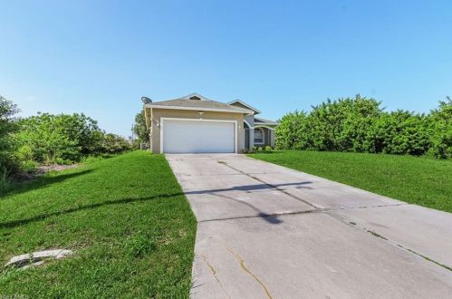 2907 65th St, Lehigh Acres, FL 33971-8209