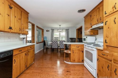 5 Pamela Dr, Wallingford CT  exterior