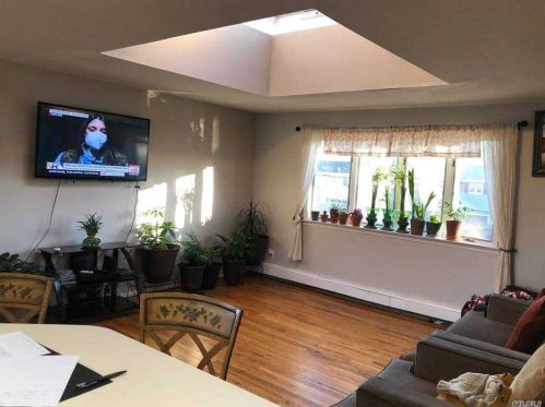 57 Oakridge Dr, Bayshore, NY 11706-3016
