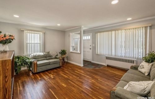 151 Pollok Pl, Hicksville NY  11801-2235 exterior
