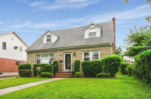 120 Bregman Ave, New Hyde Park, NY 11040-2013