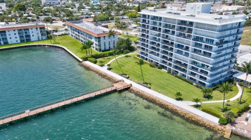 3040 Lake Shore Dr, West Palm Beach, FL 33404-4662