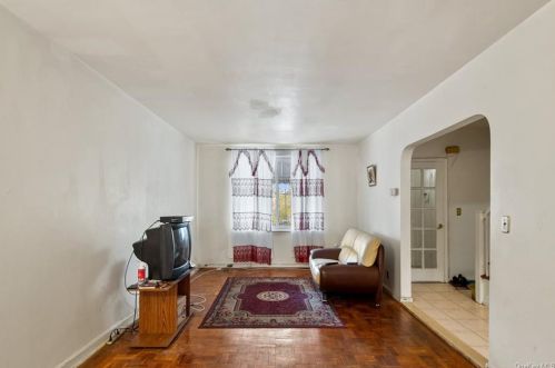 928 Duncan St, Bronx, NY 10469-3726