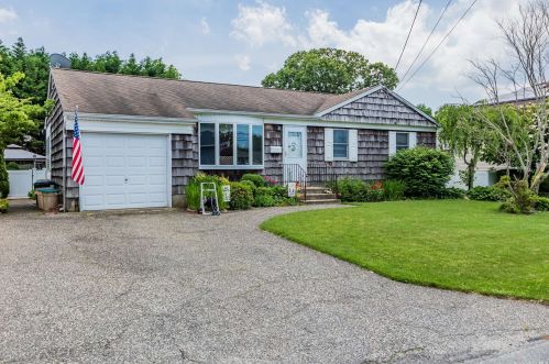 1620 Jefferson Ave, West Islip, NY 11795-1715