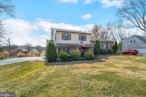 67 Robin Rd, Southampton, PA 18966-1924