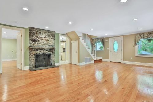 39 Fawn Hill Rd, Cornwall, NY 12518-1901