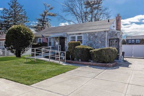 206 Mirin Ave, Roosevelt, NY 11575-1635