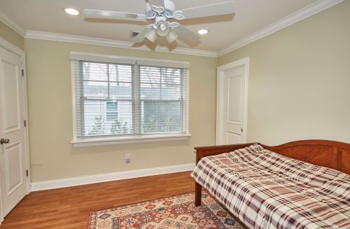 18 Pinewood Ln, New Hyde Park NY  11040-3321 exterior