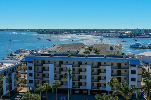 807 River Point Dr, Naples, FL 34102-3477