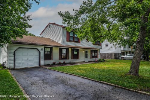34 Sullivan Ave, Tinton Falls, NJ 07724-1731
