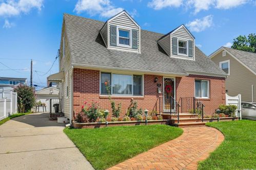 207 Cushing Ave, Williston Park NY  11596-1050 exterior
