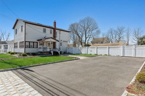 743 4th St, North Lindenhurst, NY 11757-5616