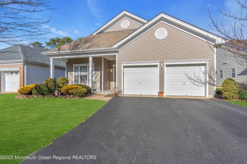 8 Amberwinds Ct, Lakewood, NJ 08701-7347