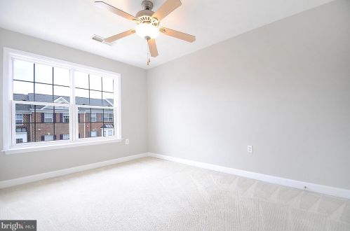 209 Hawks View Sq, Leesburg VA  20175-4103 exterior