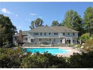 10 Pheasant Ln, Bridgeport, CT 06612-1427