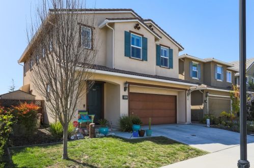 9561 Hummingbird Ln, Gilroy, CA 95020-7646