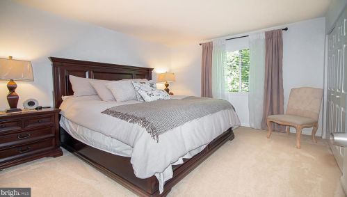 1564 Goldenrain Ct, Herndon VA  20190-4036 exterior