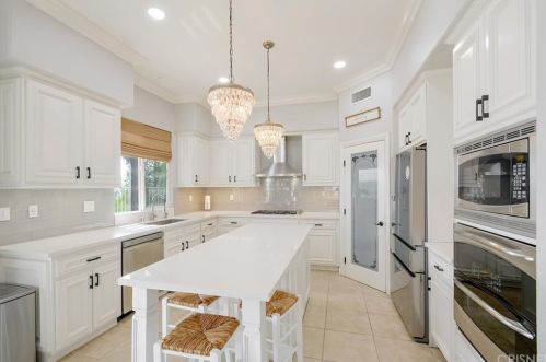 24306 Foxglove Pl, Santa Clarita CA  91354-4922 exterior