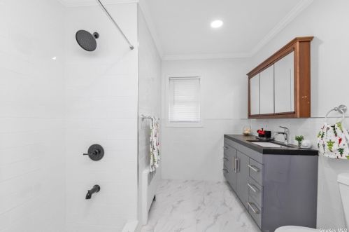 545 Queen St, Westbury NY  11590-1399 exterior