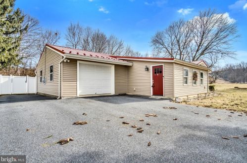 10 White House Rd, Lees Cross Roads, PA 17257-9419
