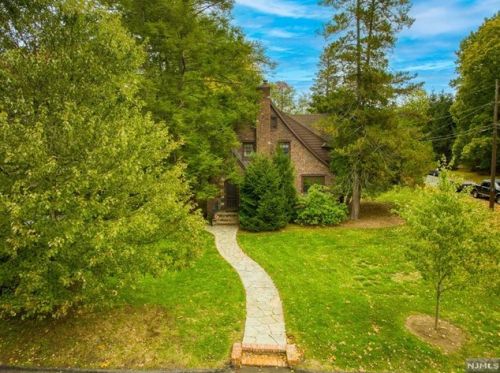 217 Maple St, Haworth, NJ 07641-1121