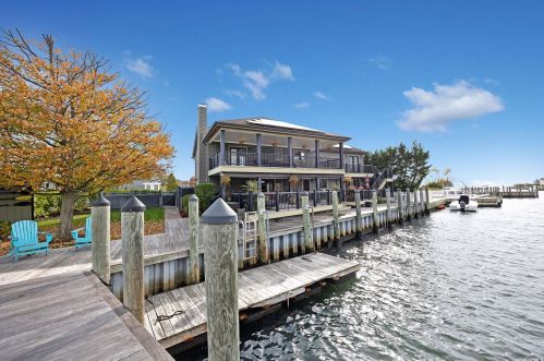 41 Shore Rd, Amityville, NY 11701-4223