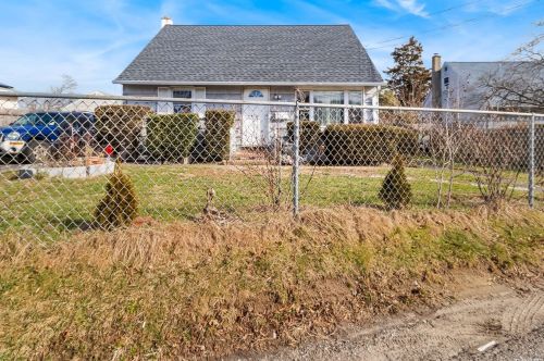269 4th Ave, Bayshore, NY 11706-6509