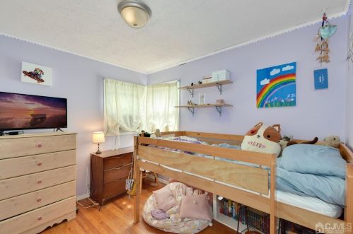 9 Stuart Dr, East Brunswick NJ  08816-3809 exterior