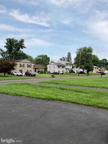 310 Maple Ave, Southampton PA  18966-3236 exterior