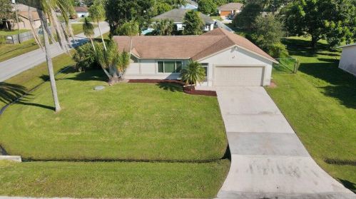 1085 Canary Ter, Fort Pierce FL  34953-1818 exterior